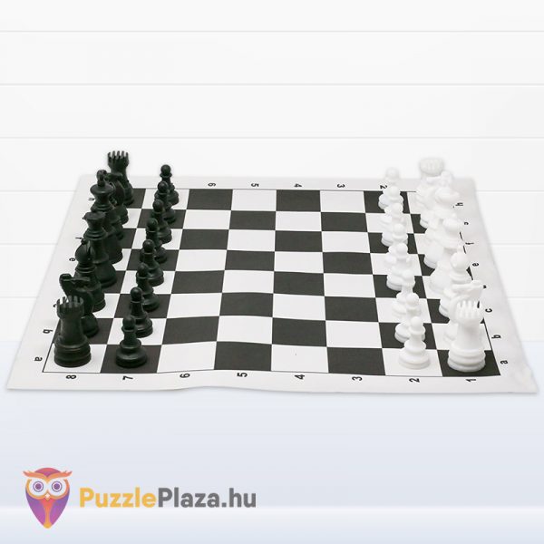 Összetekerhető sakk készlet hengerben játék közben