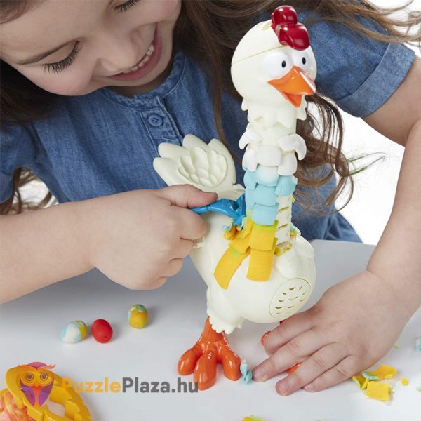 Play-Doh Animal Crew: Cluck a Dee színes nyakú kotkodáló csirke gyurma szett játék közben - Hasbro