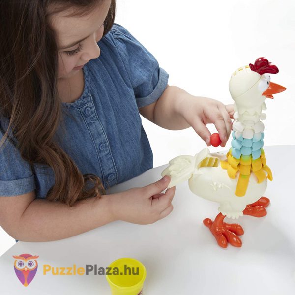 Play-Doh Animal Crew: Cluck a Dee színes nyakú kotkodáló csirke gyurma szett tojás előkészítés közben - Hasbro