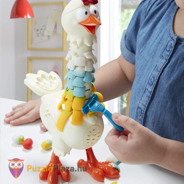 Play-Doh Animal Crew: Cluck a Dee színes nyakú kotkodáló csirke gyurma szett toll borotválás közben - Hasbro