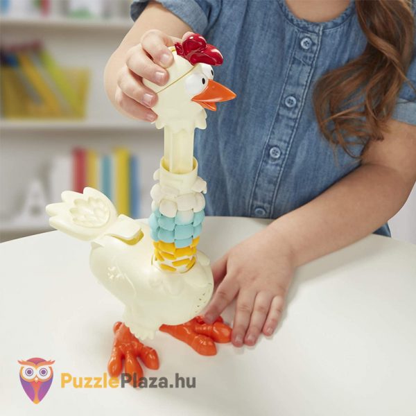 Play-Doh Animal Crew: Cluck a Dee színes nyakú kotkodáló csirke gyurma szett toll készítés közben - Hasbro