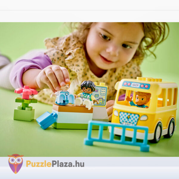 Lego Duplo 10988: Városi kalandok, a buszozás építő és oktató játék, játék közben