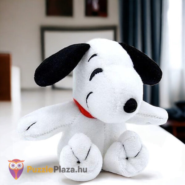 Snoopy a plüss beagle kutya, piros nyakörvvel az asztalon (19 cm)