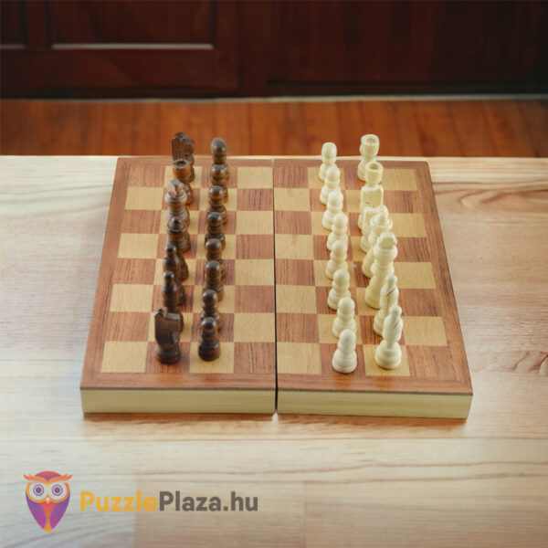 Fa sakk készlet, 27×27 cm méretű összecsukható játéktáblával az asztalon