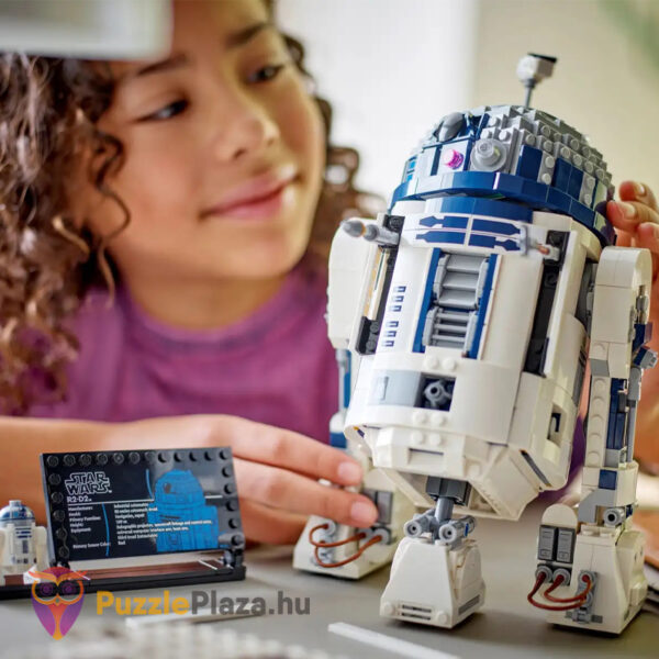 Lego Star Wars 75379: R2 D2, 24 cm magas droidfigura, építés közben