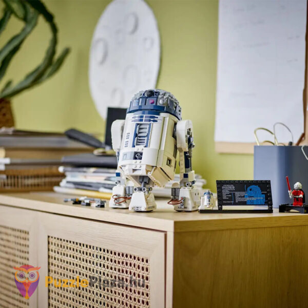 Lego Star Wars 75379: R2 D2, 24 cm magas droidfigura, kiállítva