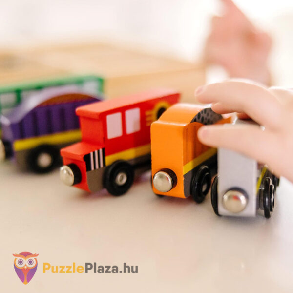 Vonatok és vonatszerelvények, 8 darabos fajáték az asztalon (Melissa & Doug)