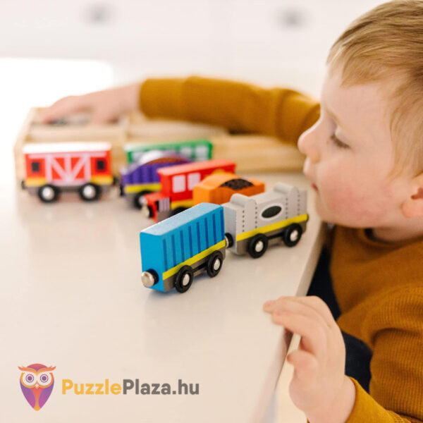 Vonatok és vonatszerelvények, 8 darabos fajáték, játék közben (Melissa & Doug)