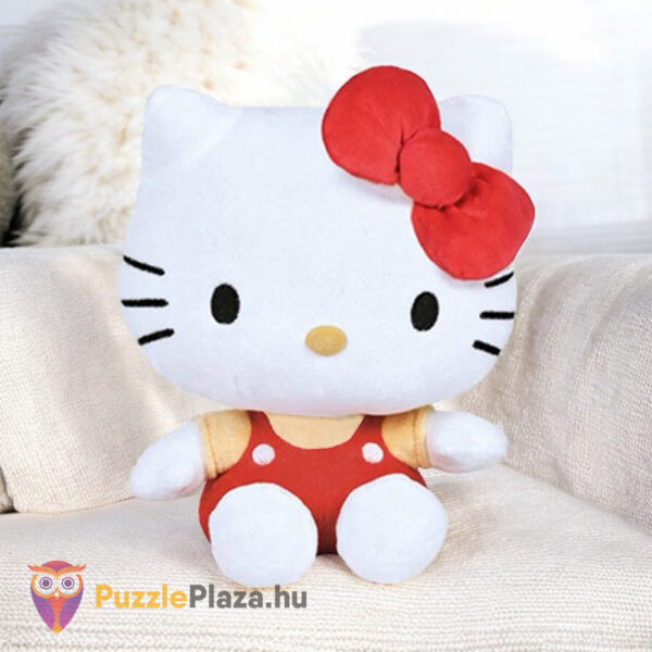 Hello Kitty plüss cica, piros ruhában a kanapén (14 cm)