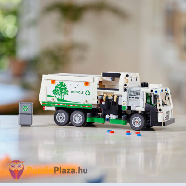 Mack LR elektromos kukásautó az asztalon (Lego Technic 42167)