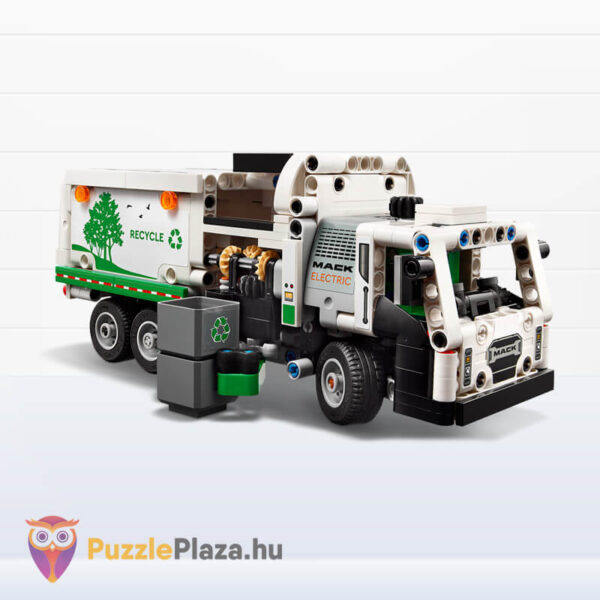 Mack LR elektromos kukásautó, játék közben (Lego Technic 42167)