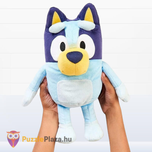 Bluey: Magyarul beszélő Bluey plüss a kézben (33 cm)