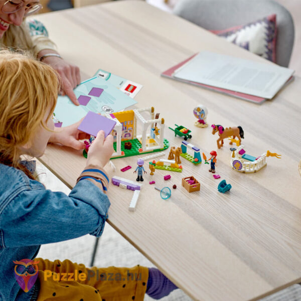 Új lovasiskola, Aliya és Mia figurákkal, 2 lóval, kiegészítőkkel gyerekeknek (Lego Friends 41746)