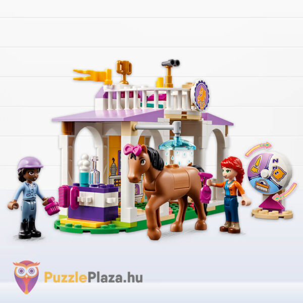 Új lovasiskola, Aliya és Mia figurákkal, 2 lóval, kiegészítőkkel, játék közben (Lego Friends 41746)