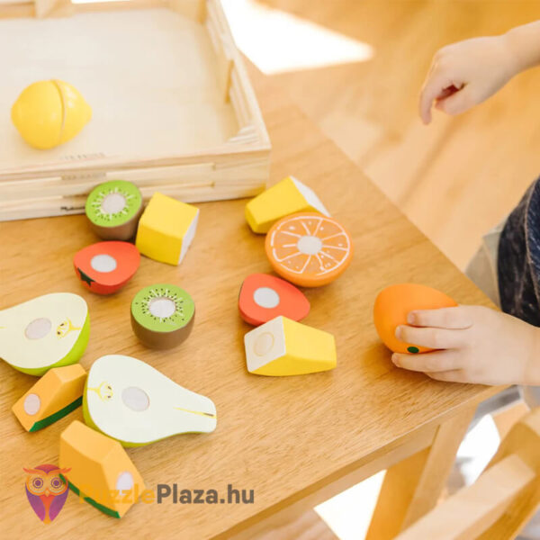 Szerepjáték: Szeletelhető játék gyümölcsök, fa gyümölcsös ládában, az asztalon (Melissa & Doug)